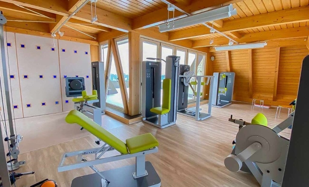 Trainingsbereich mit Geräten in der Praxis für Physiotherapie Ceylan